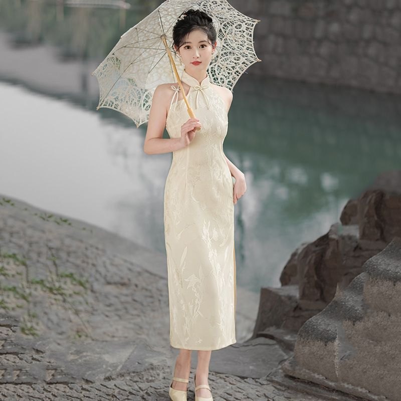 掛脖無袖新中式長款改良旗袍2024新款年輕款少女性感復古修身禮服