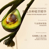 Красивая леди-шоу поворачивает помаду с сердцем, а лицо без псевдо, естественно, демонстрирует нежность, увлажнение и освежающий цвет лица и меняющуюся основу для помады