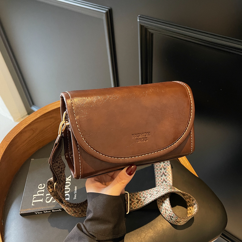 Niche Zhong diseño de hombro mochila 2025 nuevo niche Zhong bolso de moda mujer universal amplio cinturón de hombro bolso de moda
