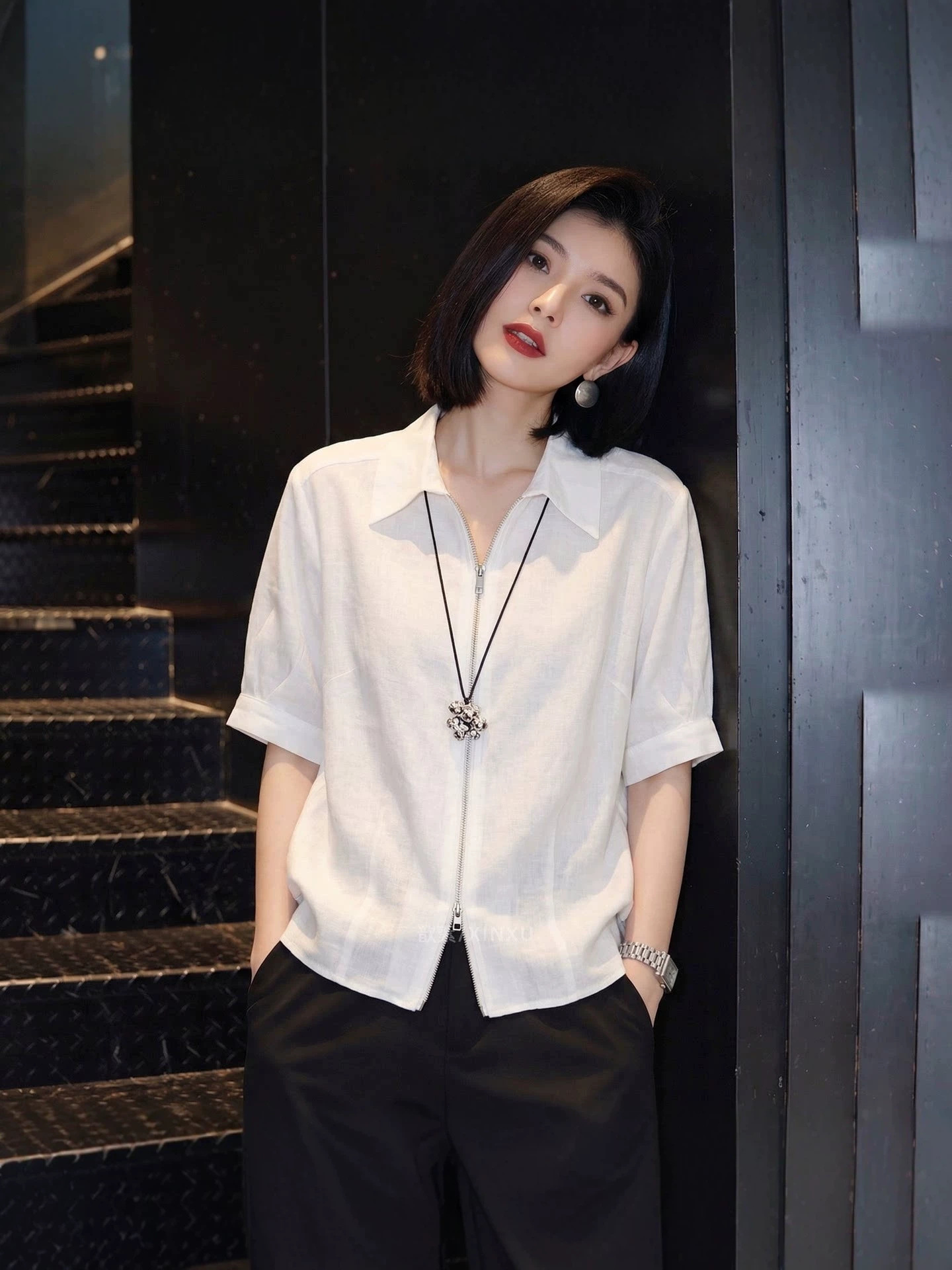 Áo sơ mi nữ ngắn tay cổ lật phối dây kéo thiết kế — màu trắng