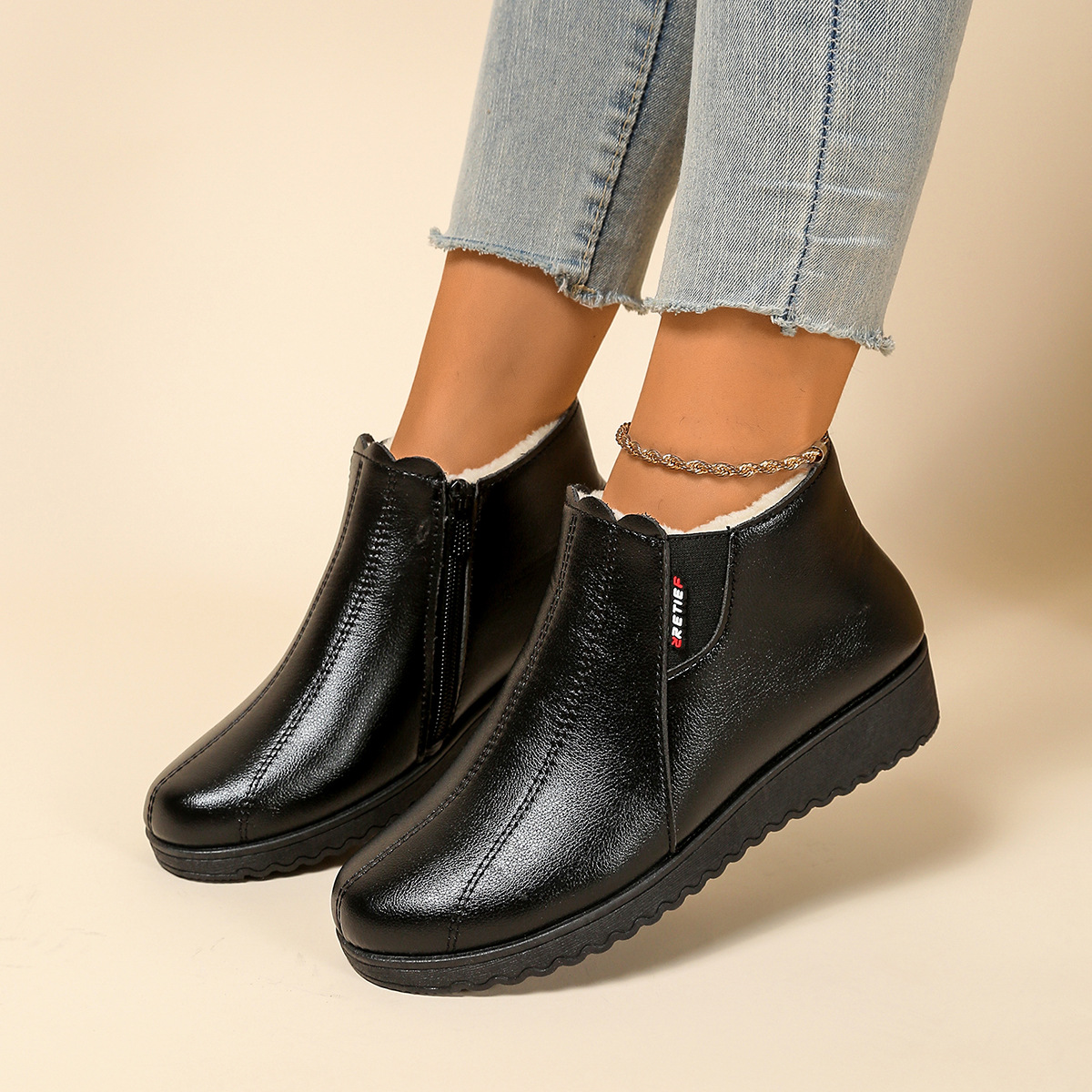 新款女冬季棉鞋加绒妈妈鞋加厚老太太防滑软底防水皮鞋奶奶老人鞋