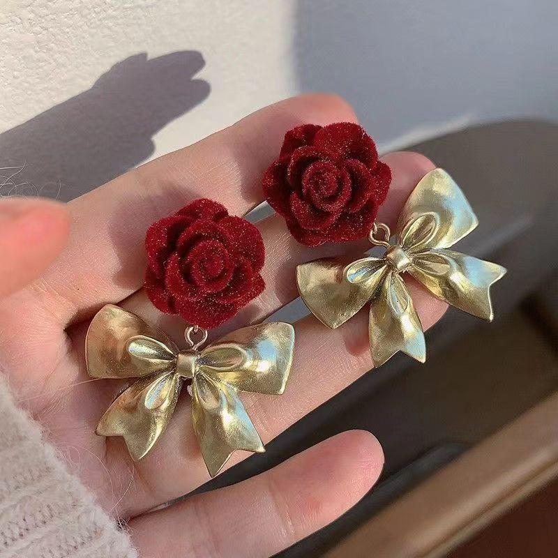 Pendientes de lazo de flor de rosa roja con aguja de plata Pendientes de viento de mujer de temperamento retro Pendientes de todo fósforo de alta gama de moda