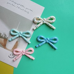 かわいいプリント靴は透かし彫りの蝶結びの部品を持っています。