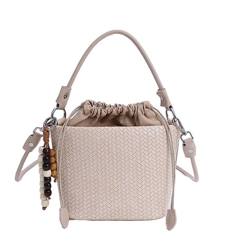 Transfronterizos bolsos de cubo de cuerda bolsos de mujer versátiles bolsos de mano otoño e invierno 2025 nuevo tejido mochila de viaje