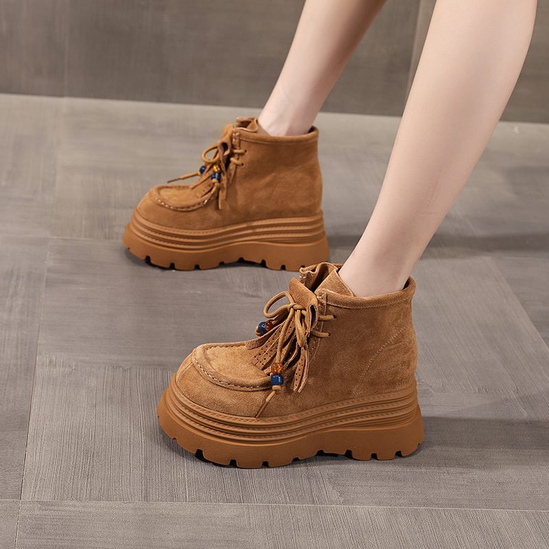 Boot nữ cổ ngắn tăng chiều cao đế dày phong cách Anh — nâu