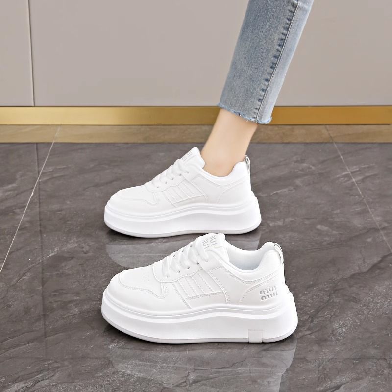 Pequeño bizcocho de suela gruesa antideslizante aumento pequeño zapatos blancos mujer 2025 primavera nuevo estilo delgado con pantalones anchos casual todo-fósforo