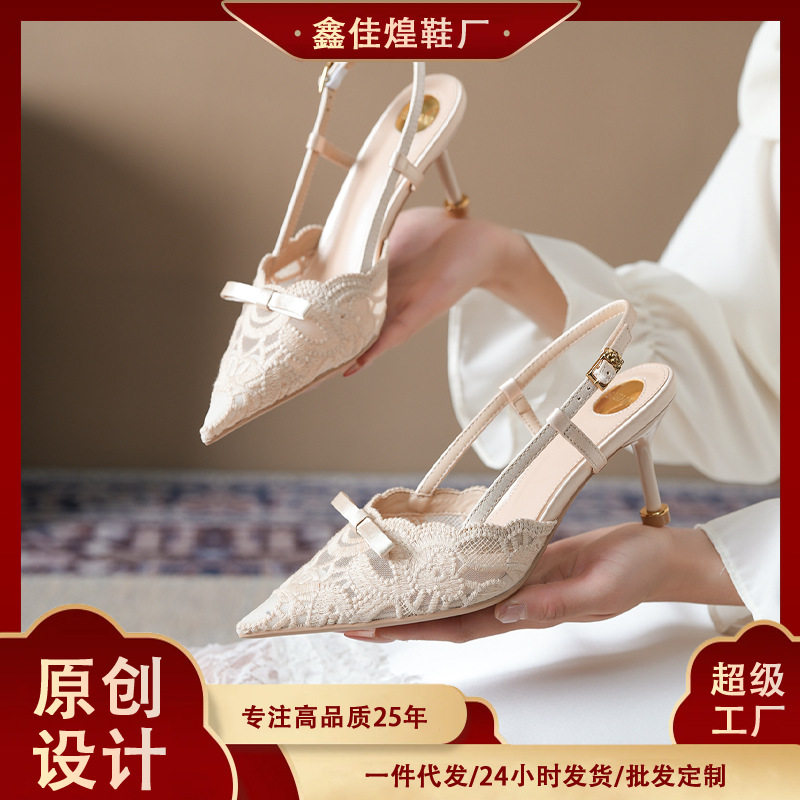 Sandal cao gót mũi nhọn bít mũi quai hậu thêu ren nơ, gót mảnh 6–8 cm — Màu be, màu đen