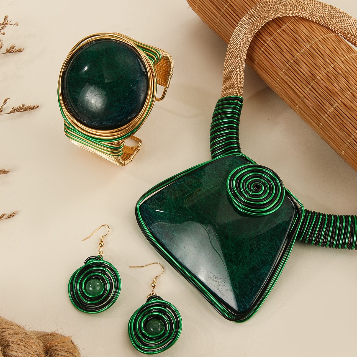 Set di 3 pezzi con ciondolo a forma di pietra sintetica, collana, orecchini e accessori per le mani, dal design alla moda ed esagerato._voghion.com