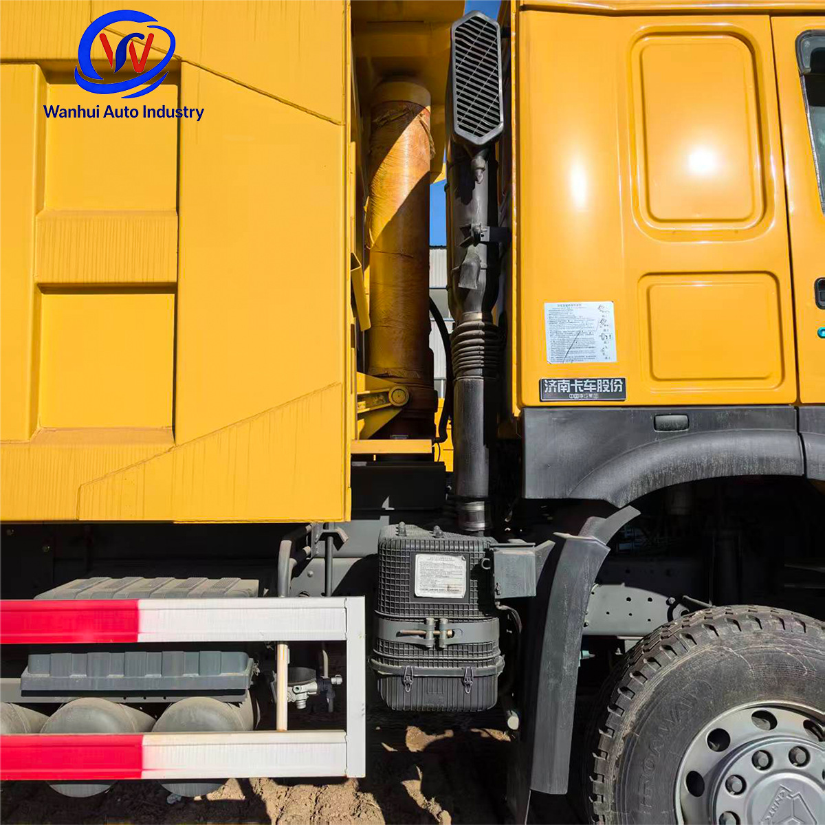 Cross-Border Supply of Refurbished Eight-Wheel Dump Trucks, Sinotruk Howo Engineering Dump Trucks, 6X4 Sand and Gravel Transport Trucks