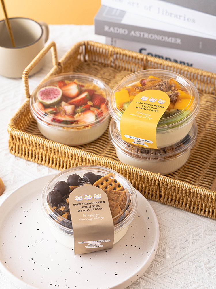 Taza de yogur en frío, arroz, pudín, leche de coco, grano de trigo, fruta, tazón transparente, pastel horneado, caja de embalaje de plástico