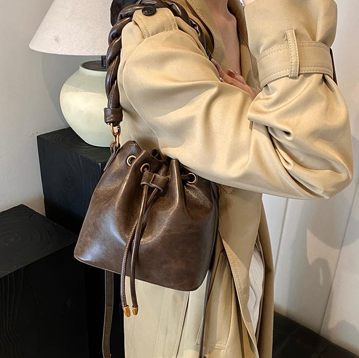 Bolsa de cubo de moda retro 2024 nueva moda de nicho de alta sensación bolso de hombro de diseño versátil bolso de mochila