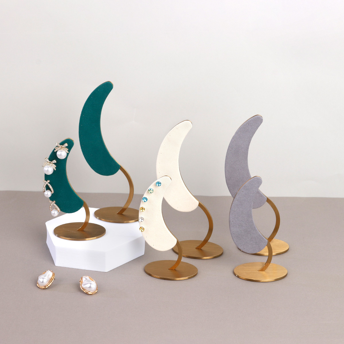 �������չʾ�ܶ��������������ɼܳ��м���Ʒ�ڼ��鱦չʾ����