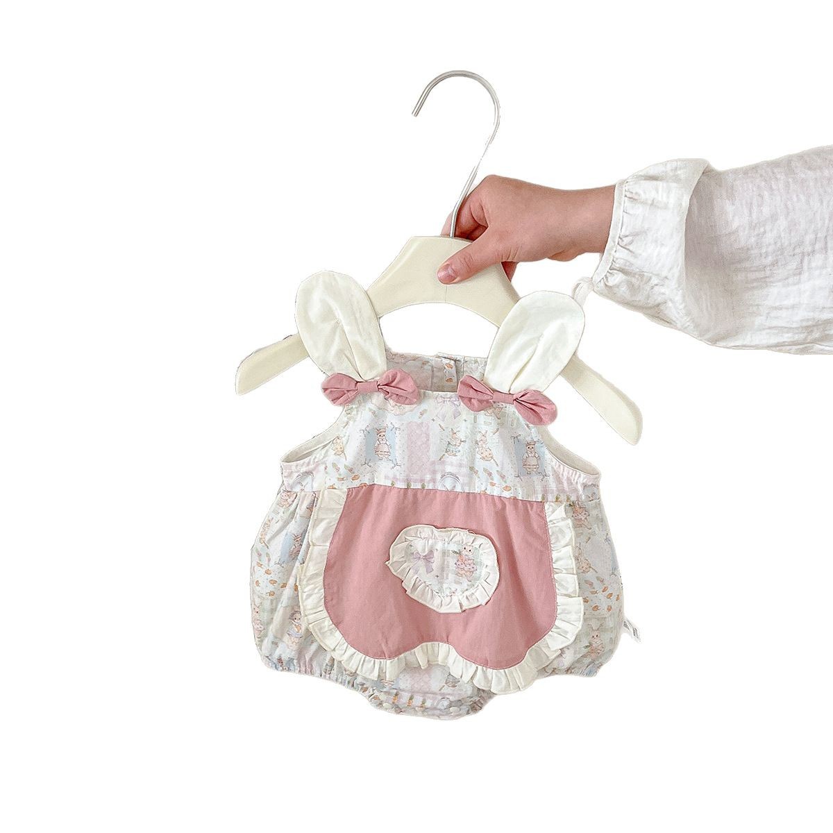 赤ちゃんの夏の服ウサギのストラップのお尻の服の小さい月齢の女性の赤ちゃんの夏服の薄いタイプの服のロンパース