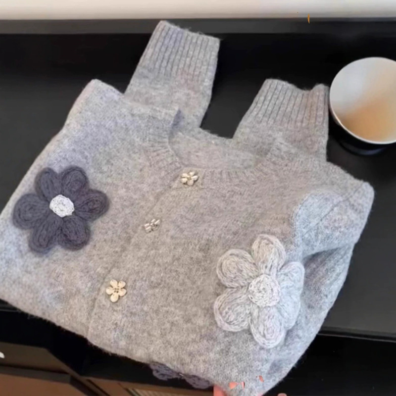 Elegant gray floral embroidered sweater jacket, 2026 autumn and winter new style, loose and versatile knit cardigan for petite individuals Elegant gray floral embroidered sweater jacket, 2026 autumn and winter new style, loose and versatile knit cardigan for petite individuals