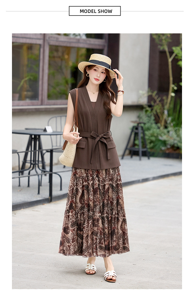 Bộ váy hai mảnh gồm áo vest không tay cổ V và chân váy midi họa tiết hoa, phong cách kỳ nghỉ — màu trắng, màu kaki, màu cà phê chi tiết 20