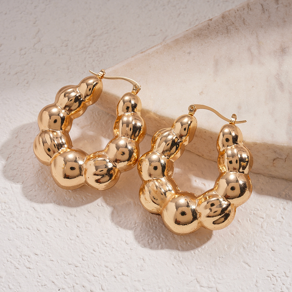 Europa y los Estados Unidos metal brillante superficie irregular nicho de pendientes de alta sensación única temperamento de moda personalidad pendientes mujeres