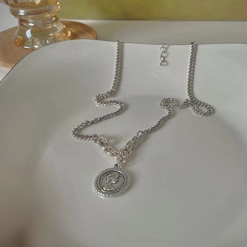 Women's Hoodie Necklace, Ins-Like Minimalist Luxury, Unique Trendy Cool, Coin-Shaped Rustic Pendant, Simple and Versatile Sweater Chain