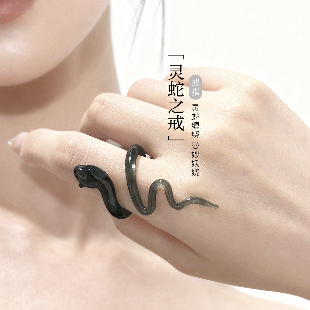 Anillo de serpiente para hombres y mujeres lujo ligero de alto nivel de vidrio esmaltado joyas de vidrio hechas a mano personalidad joyas de moda colgante