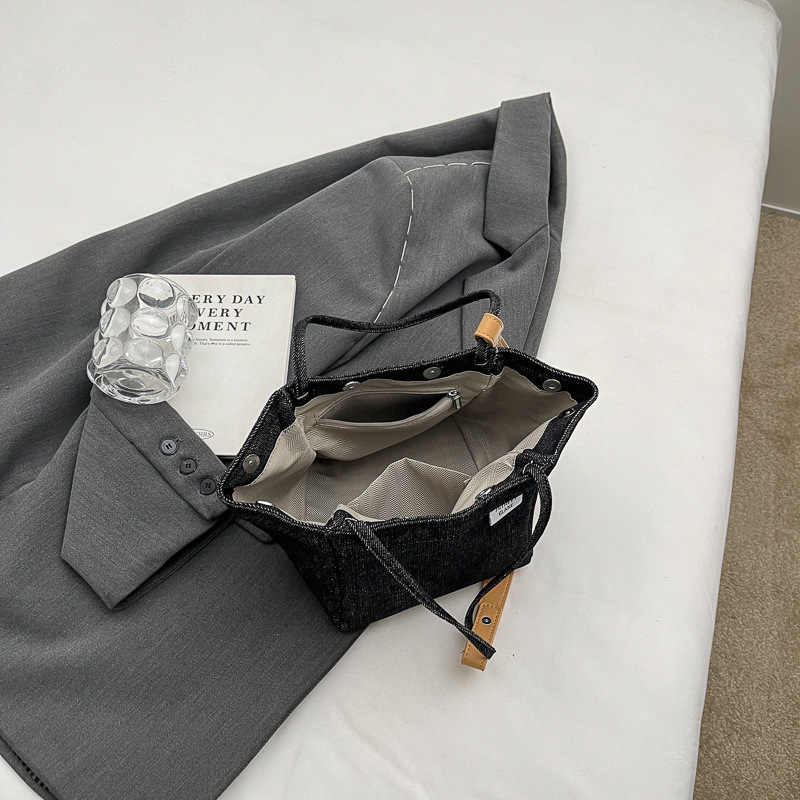 Bolsos populares de este año para mujeres 2024 nueva moda denim bolso de cubo portátil diseño de nicho bolso de mensajero de un solo hombro