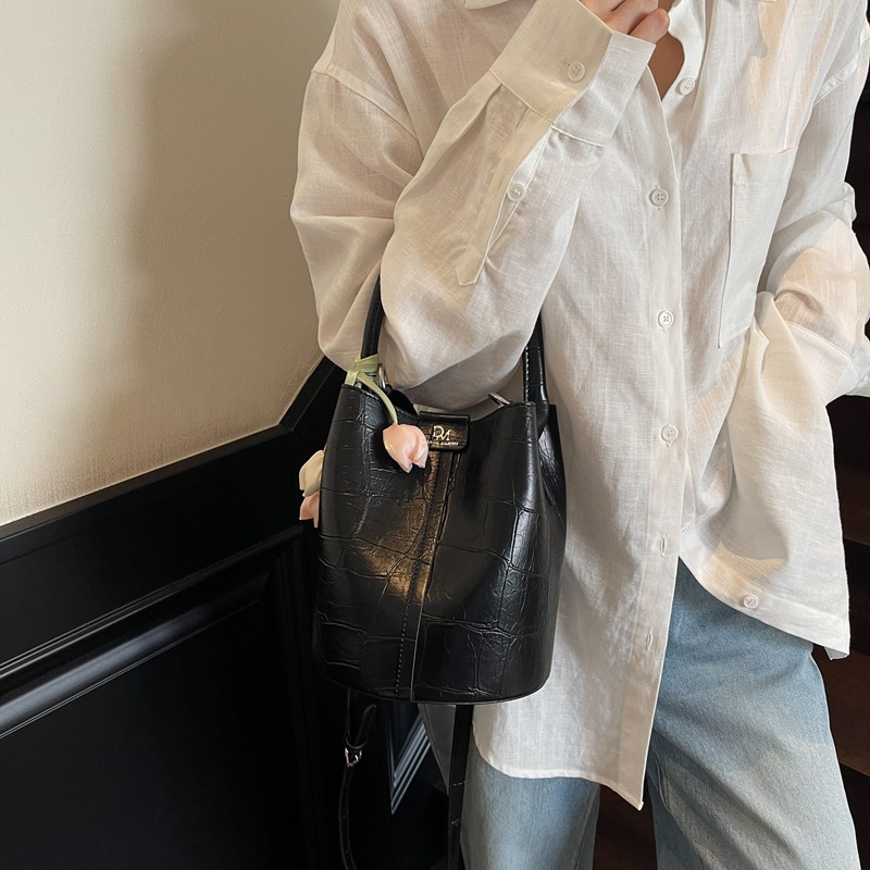 Bolso de cubo de jardín de verano 2025 nuevo bolso de mano estilo extranjero bolso de hombro con patrón de piedra pequeño bolso de mensajero fresco para mujer