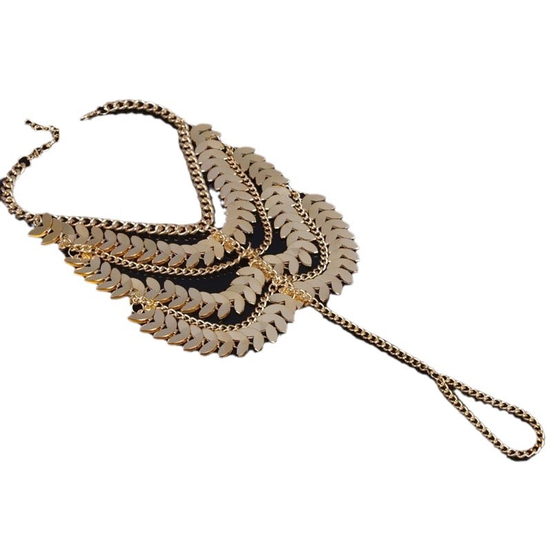 個性的なレトロなフリンジチェーンの女性宮廷の民族風仙気の異域の古装の足のチェーンのアクセサリーは砂浜を飾って写真を撮ります。