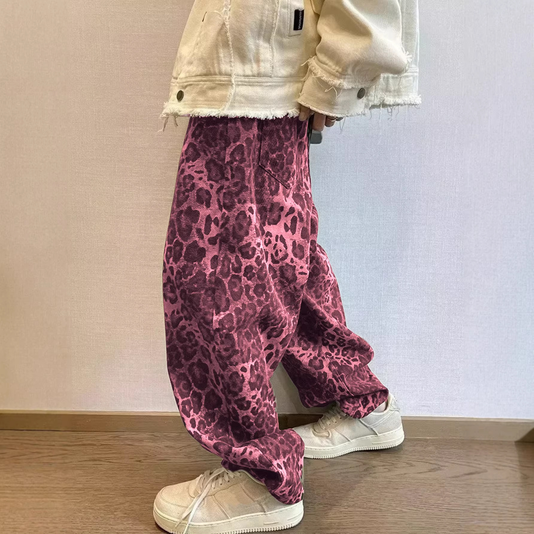 Herrenbekleidung: Lässige Jeans mit weitem Bein im amerikanischen Stil, modisches Leopardenmuster, trendige und bequeme Jeans._voghion.com