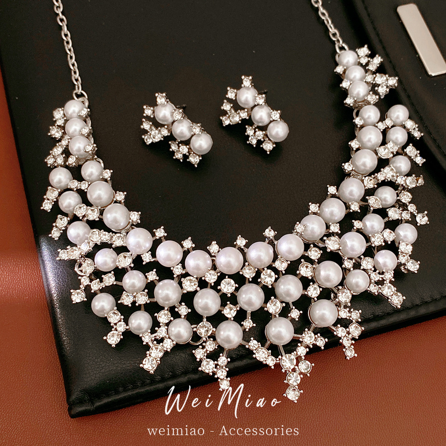 Collar de perlas de diamante hueco perlas de lujo ligero nicho cerradura palacio estilo exquisito conjunto de joyas de moda al por mayor image 1