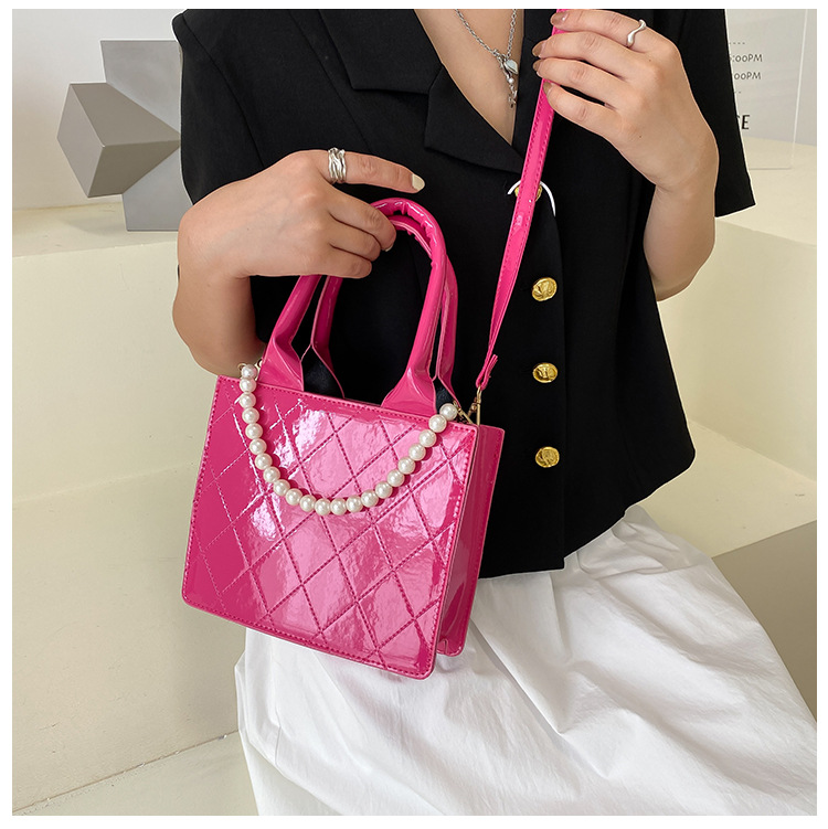 Fashion Solid Color Plaid Texture Pearl Chain Messenger Bag Wholesale Nihaojewelry display picture 15