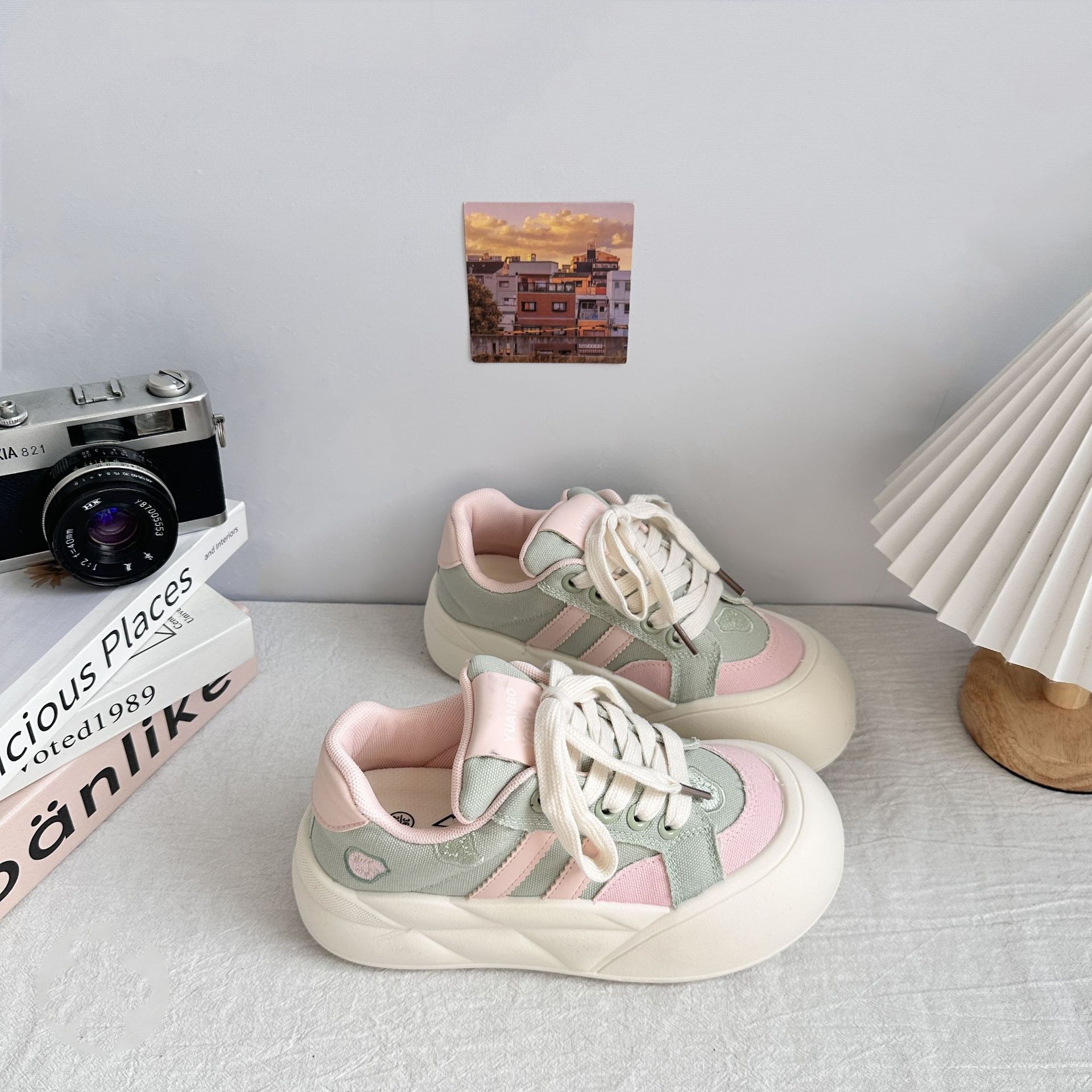 Zapatos de pan chic de onda lejana, zapatillas de nicho de moda, zapatos blancos de nuevo estilo para mujer 2025, zapatos casuales image 5