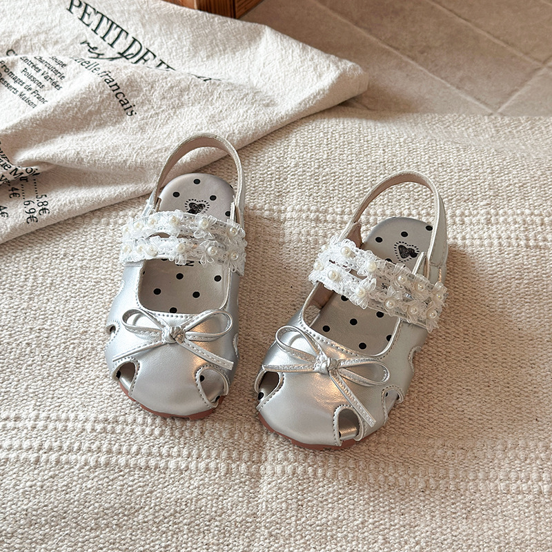 Niñas de moda versátil sandalias de suela suave 2026 verano nuevos zapatos de arco para niños huecos zapatos de princesa transpirables image 4