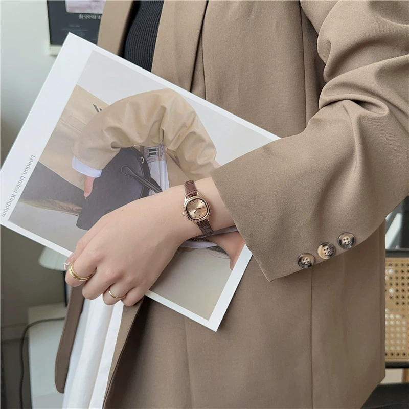 Ку наблюдаю: переводился как "Small sugar cube watch for girls student party simple"