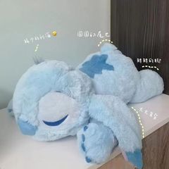 かわいい腹ばいになって居眠りしているスティーブが枕を抱いているぬいぐるみのスティーブが寝ている超柔らかい女の子の誕生日です