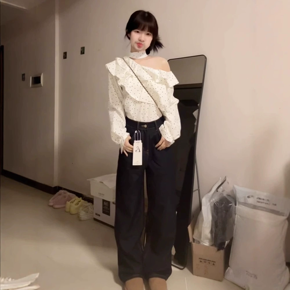 Французская белая рубашка в горошек с рюшами для женщин, ранняя весна 2025, новый дизайн, нишевый топ с косым плечом и длинными рукавами