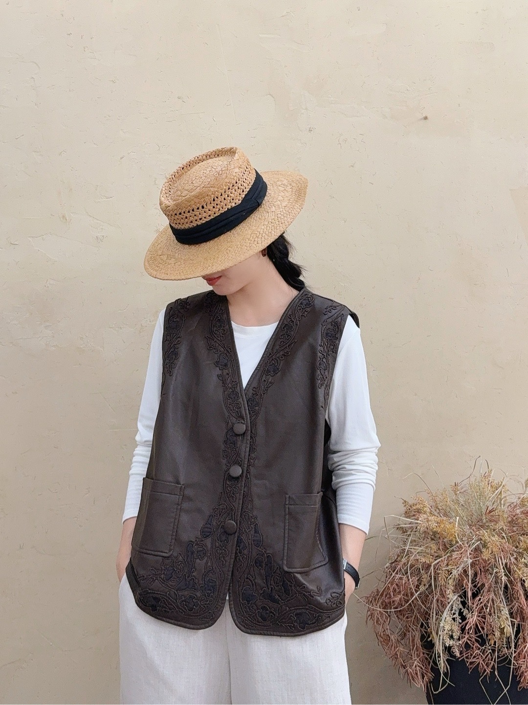 2025 otoño nueva mujer bordada estilo nacional chaleco de cuero retro V-collar cardigan chaqueta de estilo viejo vestido de moda de otoño