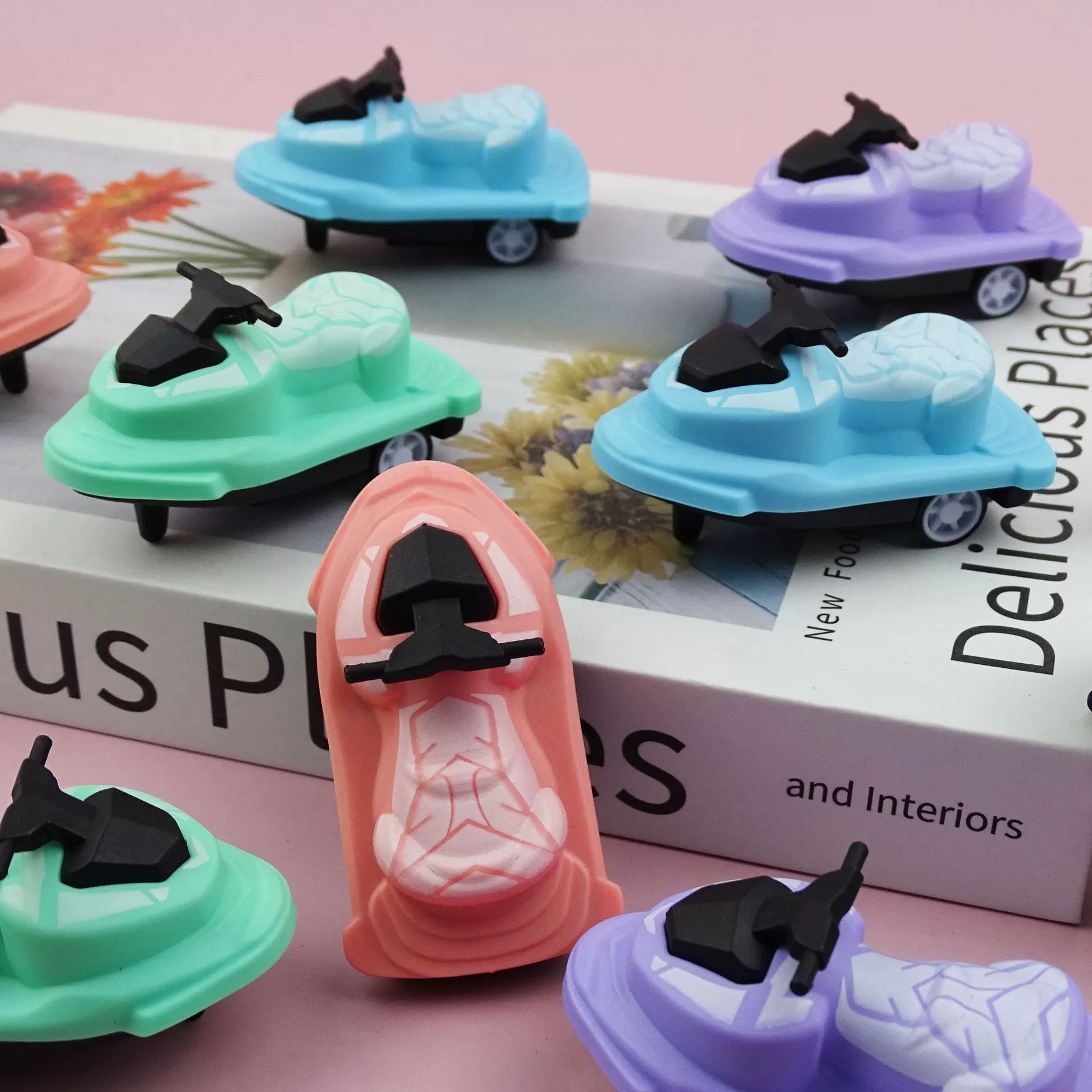 Детская маленькая игрушка мультфильм мини-обратный мотоцикл катер детский сад маленький подарок конфеты маленькая игрушка трансграничная прямая поставка