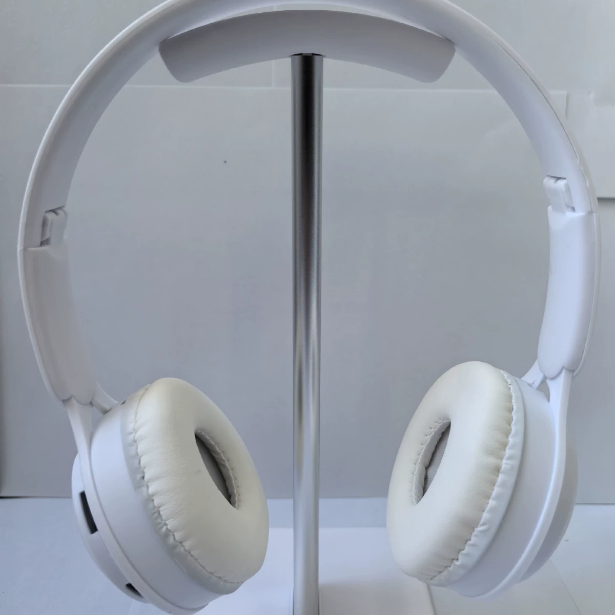Малые портативные наушники в руках, Bluetooth