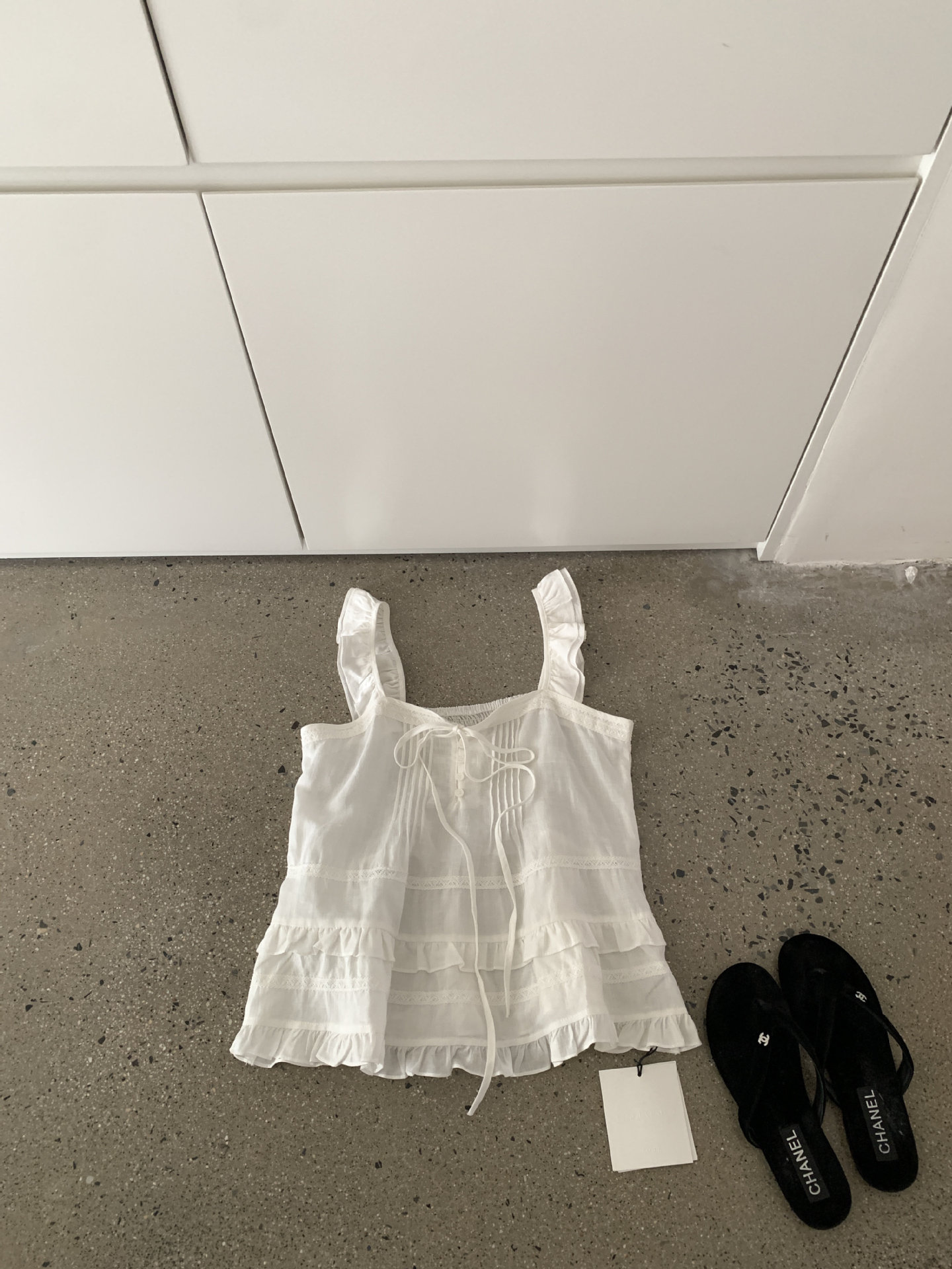 Áo hai dây nữ chất liệu tencel phối ren bèo nhún cổ điều chỉnh dây — màu trắng, Hạnh nhân chi tiết 2