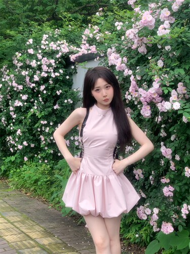 French sweet pink sleeveless V-neck dress for women, summer design, waist-cinching, flattering, fluffy short skirt for petite figures