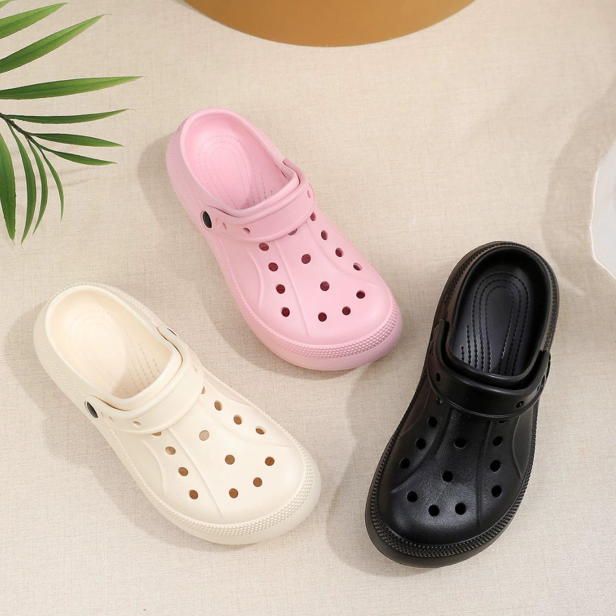 Летние сабо 2025 года, новый стиль, домашние, повседневные, пляжные, для пар, средней толщины подошвы, мягкая подошва, простые и удобные.