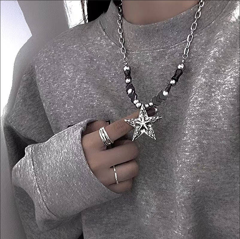 Collana gothica vintage con stella per donna perline nero argento_voghion.com