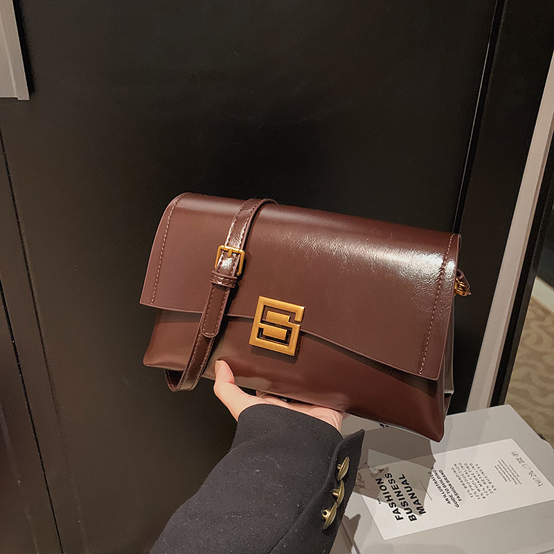 Bolso de axila de moda de lujo ligero de alta gama para mujer 2024 otoño e invierno nuevo nicho retro todo fósforo bolso de mensajero de un solo hombro