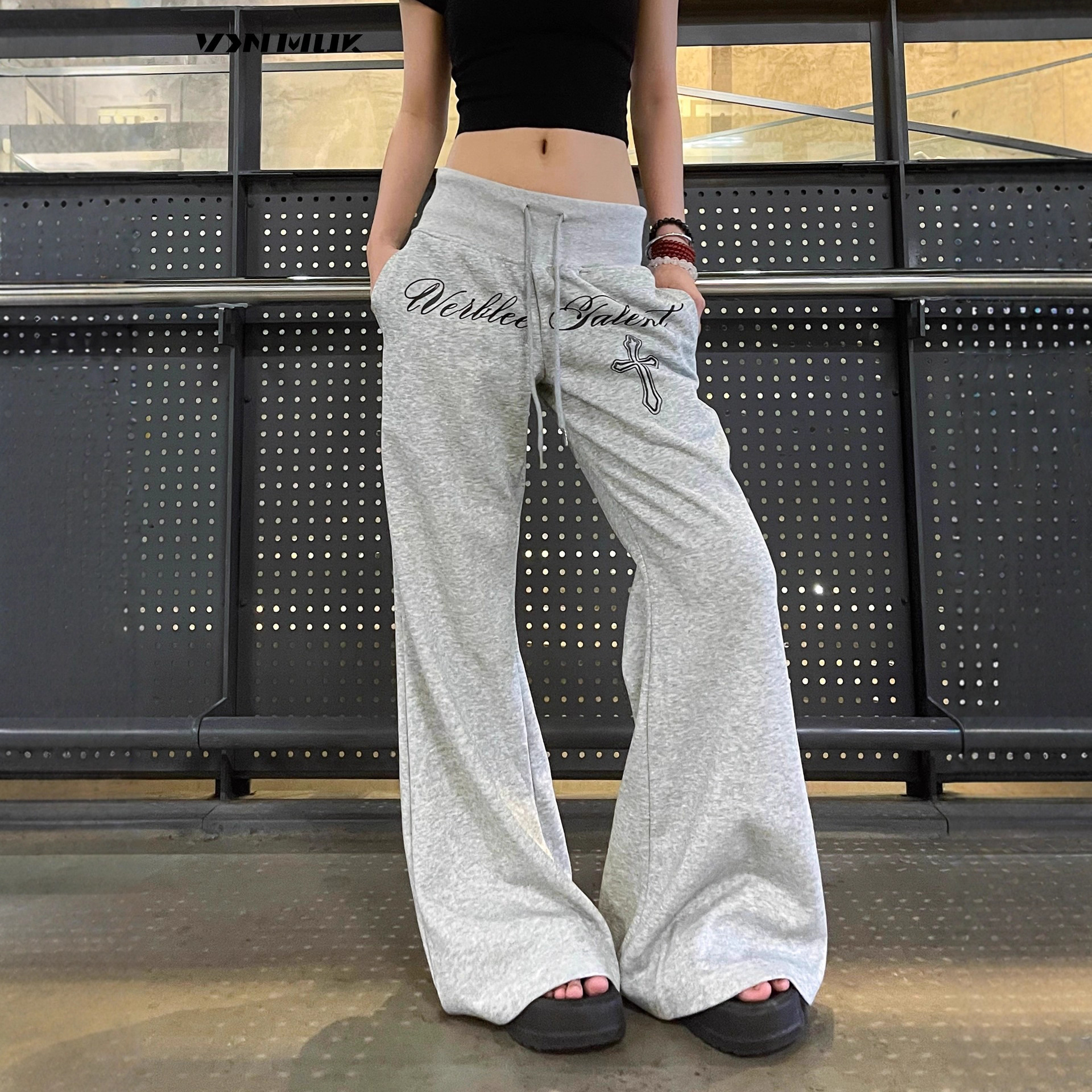 新品 美式哥特风字母印花系带微喇卫裤女秋季辣妹新款显瘦辣妹运