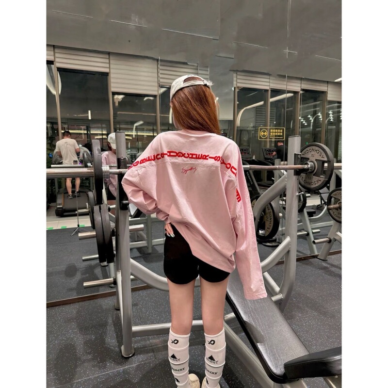 2026 Spring/Autumn American Retro Long Sleeve T-Shirt with Letter Print on the Back for Women, Loose Pink Casual Style 2026 Spring/Autumn American Retro Long Sleeve T-Shirt with Letter Print on the Back for Women, Loose Pink Casual Style