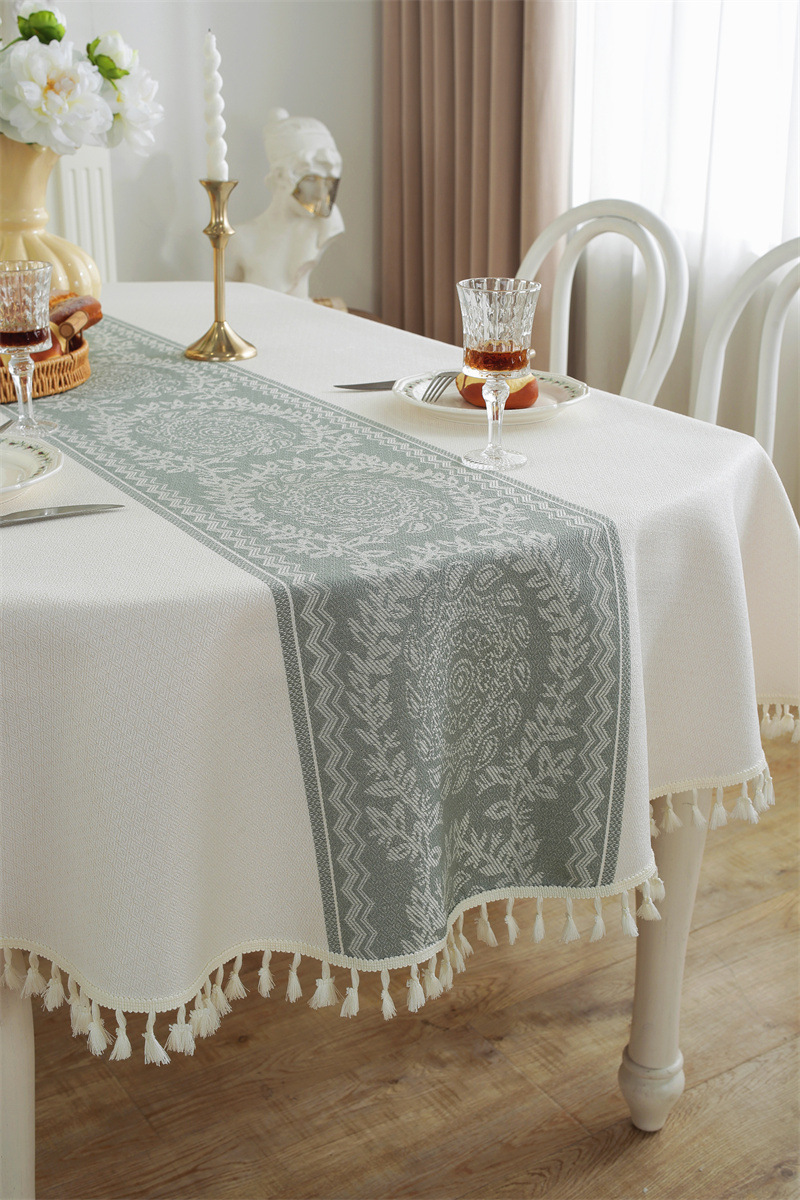 Nappe vintage à fleurs rouges en jacquard avec pompons_voghion.com