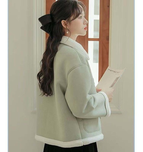 Ladies' Short Winter Cashmere Sheep Coat with Loose Design, Horn Buttons, Round Neck, and Versatile Student Top