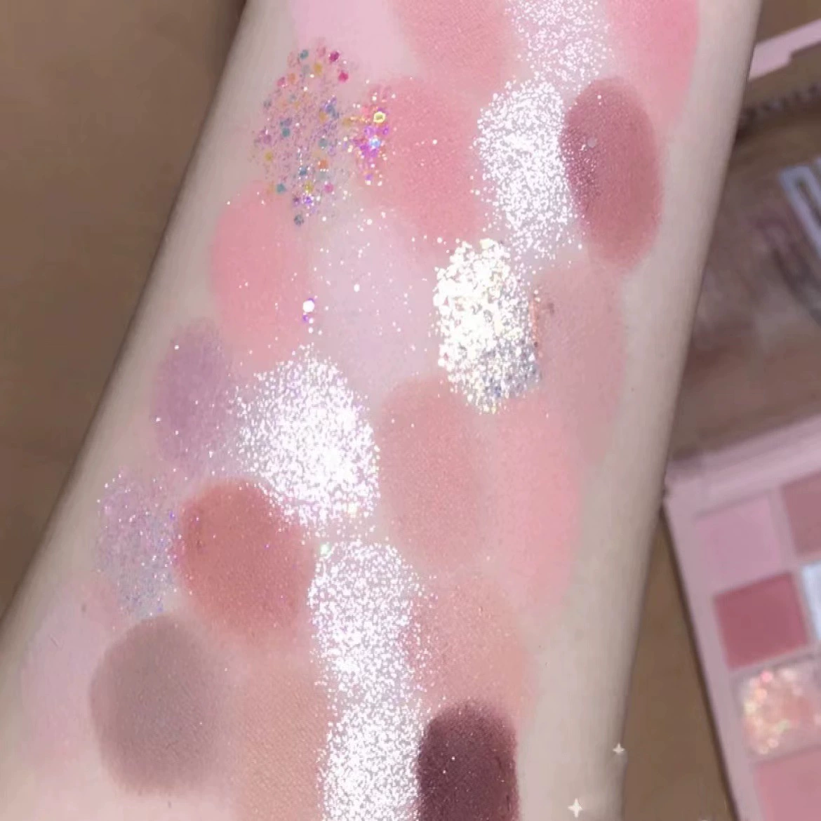 Eyeshadow palette Capel 25, 25 shades, pearly & matte earthy low‑saturation cool tones
