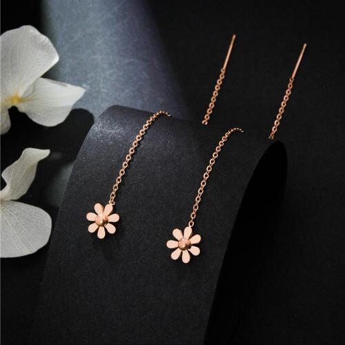 Korean-style fashionable temperament titanium steel small chrysanthemum tassel earring with rose gold, versatile sweet pastoral style sister-in-law earrings