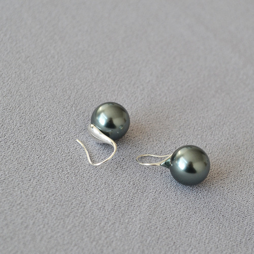 Japanese and Korean niche literature and art retro Tahiti imitation Shijia Zhengyuan highlight light bulb pearl 925 silver needle earrings