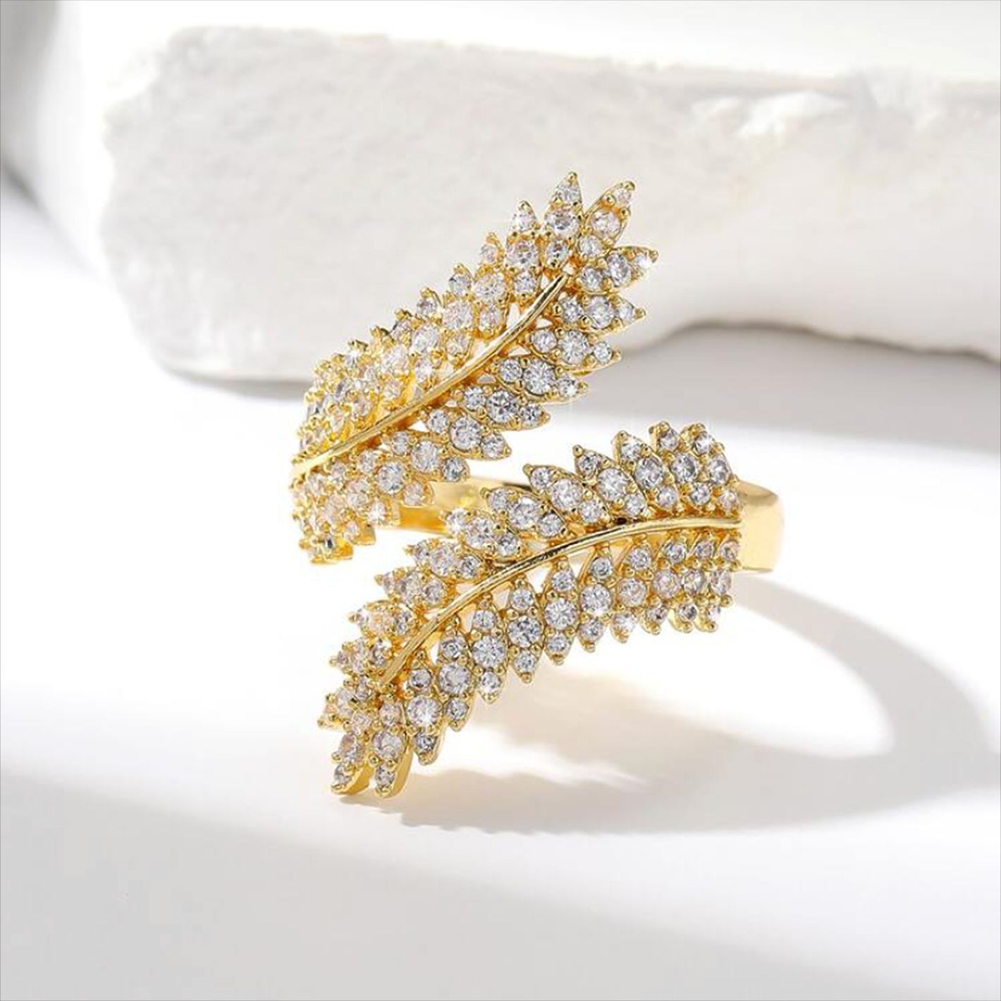 Leaf Diamond Ring With Sparkling Stones For Men And Women_voghion.com