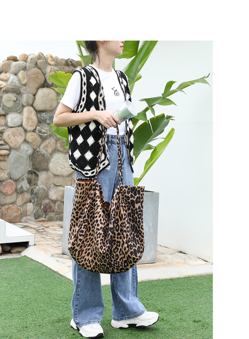 Women's Large Flannel Leopard Streetwear Open Tote Bag display picture 5